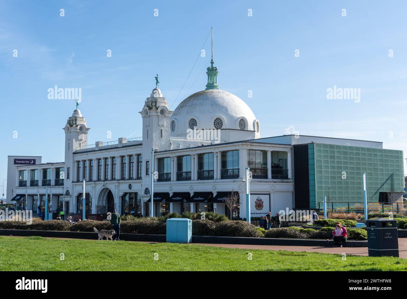 Der spanische Stadtkomplex mit Restaurants und Geschäften, auf der plaza in der Küstenstadt Whitley Bay, North Tyneside, Großbritannien Stockfoto
