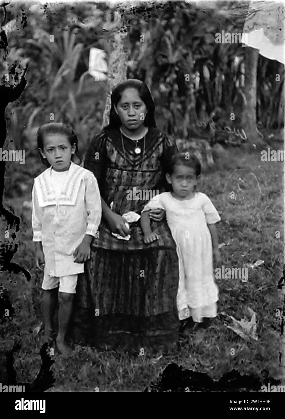 Frau mit zwei Kindern Schwarzweiß-negative, Gruppenporträts Stockfoto