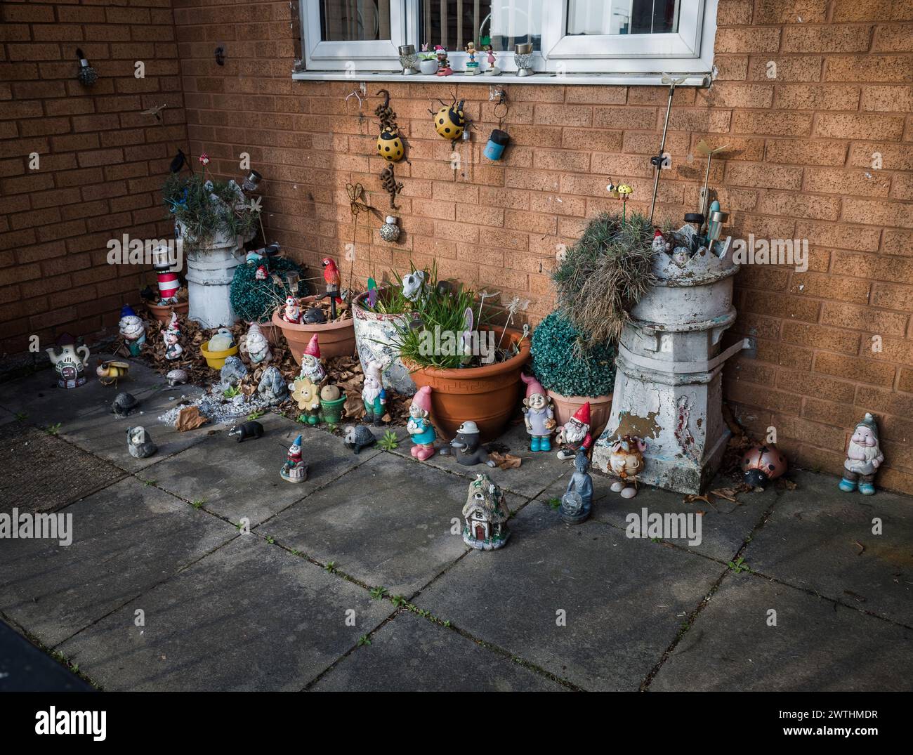Gnome und verschiedene Ornamente in einem städtischen Vorgarten in Liverpool. Stockfoto