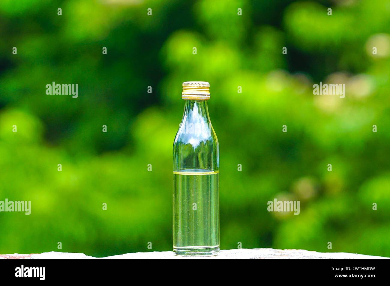 Rizinusölflasche, Ölflasche mit Öl, Glasölflasche, natürlicher Hintergrund, Stockfoto