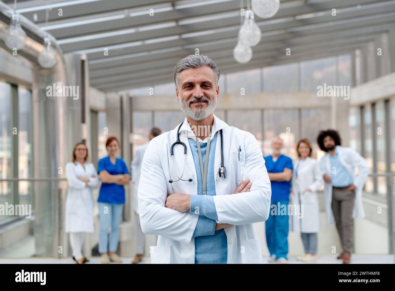 Porträt des Ärzteteams. Gesundheitsteam mit Ärzten, Krankenschwestern, Fachleuten in medizinischen Uniformen im Krankenhaus. Stockfoto