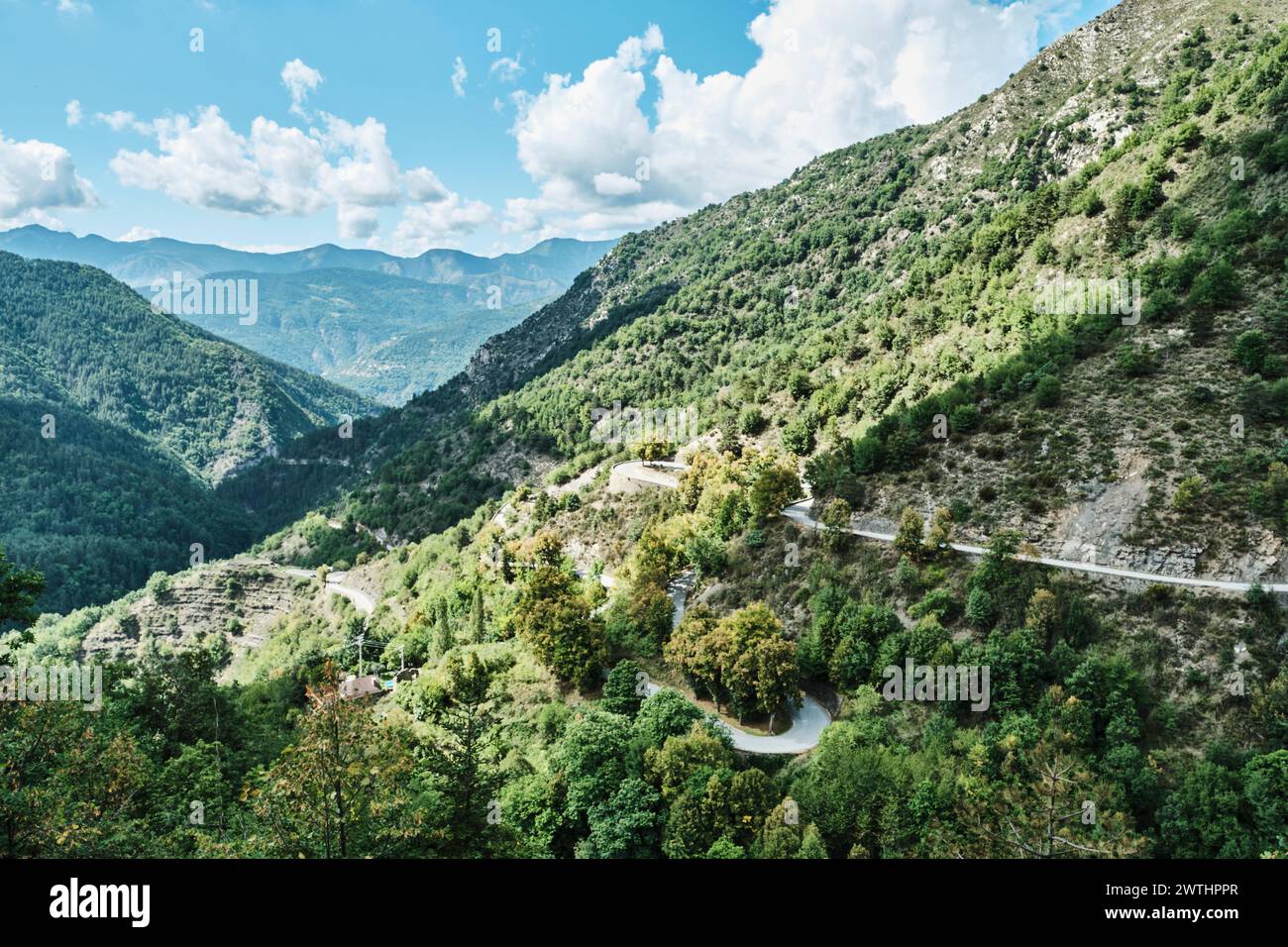 Steiler und gewundener Bergpass mit vielen Haarnadeln und Serpentinen über den Col de Turini, bekannt aus Rallye Monte Carlo und Tour de france. Stockfoto