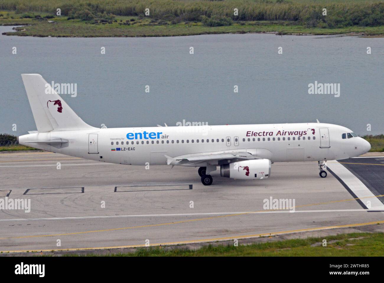 Griechenland, Kerkyra (Korfu): LZ-EAC Airbus A.320-232 (c/n 2322) von Electra Airways am Flughafen Ioannis Kapodistrias. Stockfoto