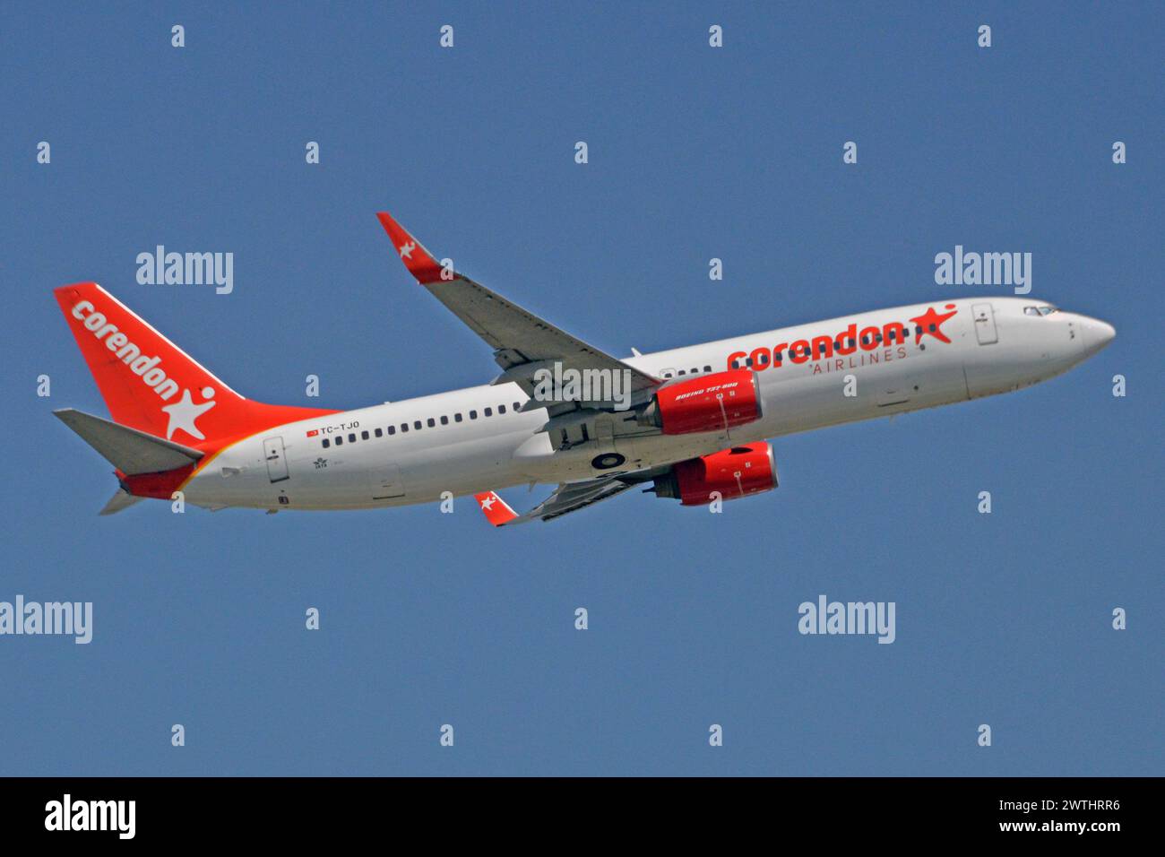 Deutschland, Bayern, München: TC-TJO Boeing 737-86N (c/n 34253) von Corendon Airlines am Münchner Flughafen Franz Josef Strauss. Stockfoto