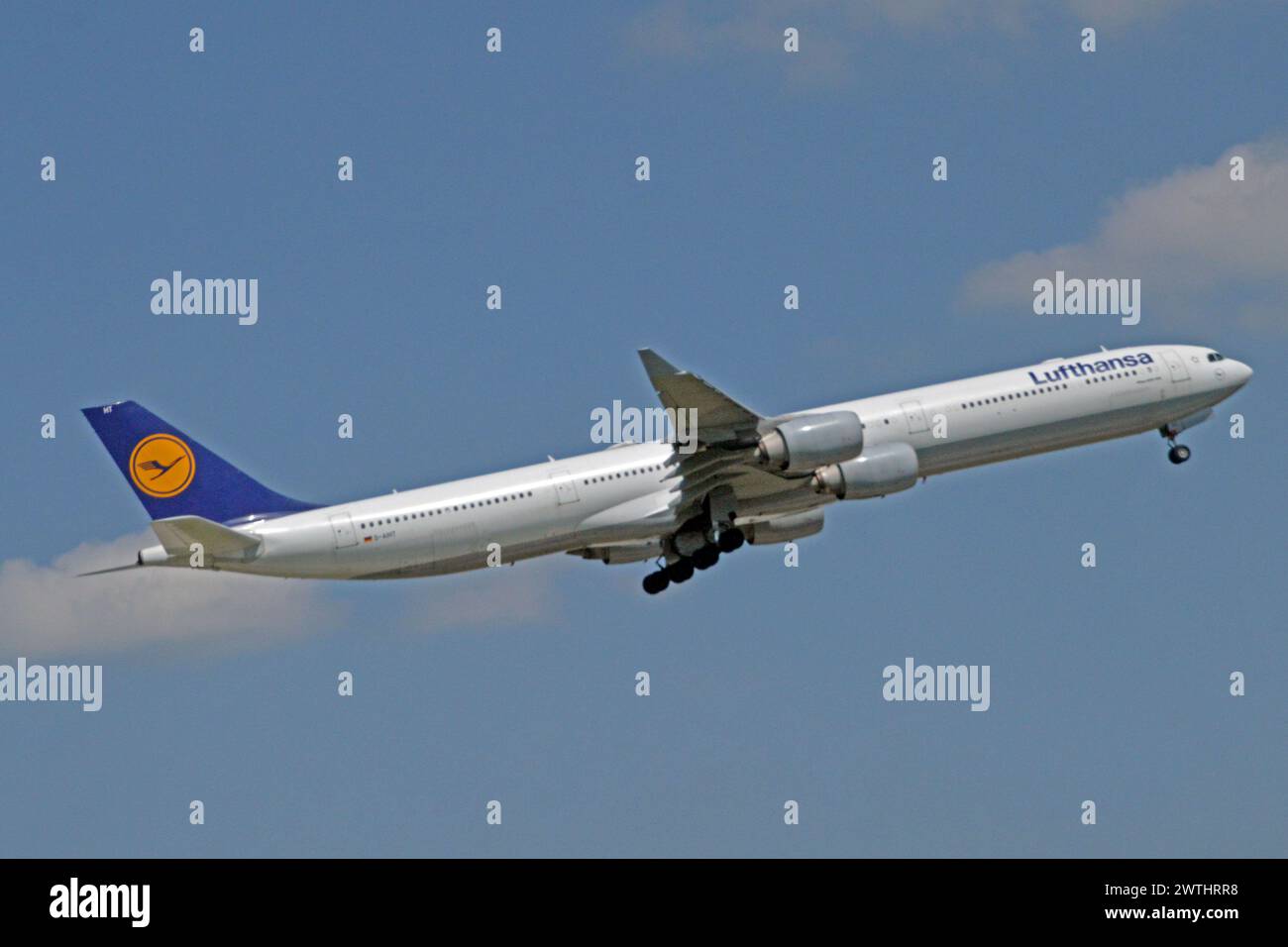 Deutschland, Bayern, München: D-AIHT Airbus A.340-642 (c/n 846) der Lufthansa am Münchner Flughafen Franz Josef Strauss. Stockfoto