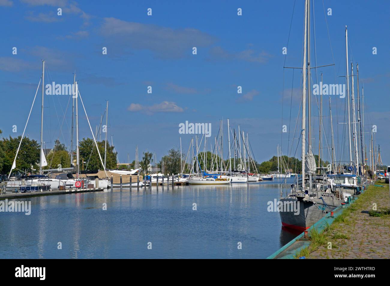 Deutschland, Mecklenburg-Vorpommern, Greifswald (Hansastadt): Yachten an der Ryck in Wieck, einem Teil von Greifswald. Stockfoto