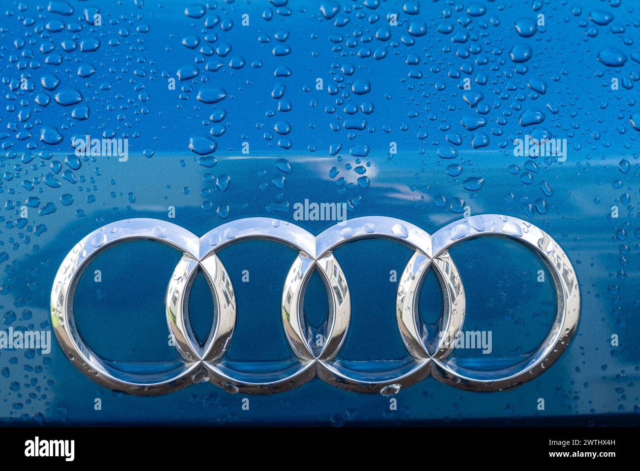 Blaue Atolllfarbe und Audi-Emblem auf einem Audi A3 sportback Stockfoto