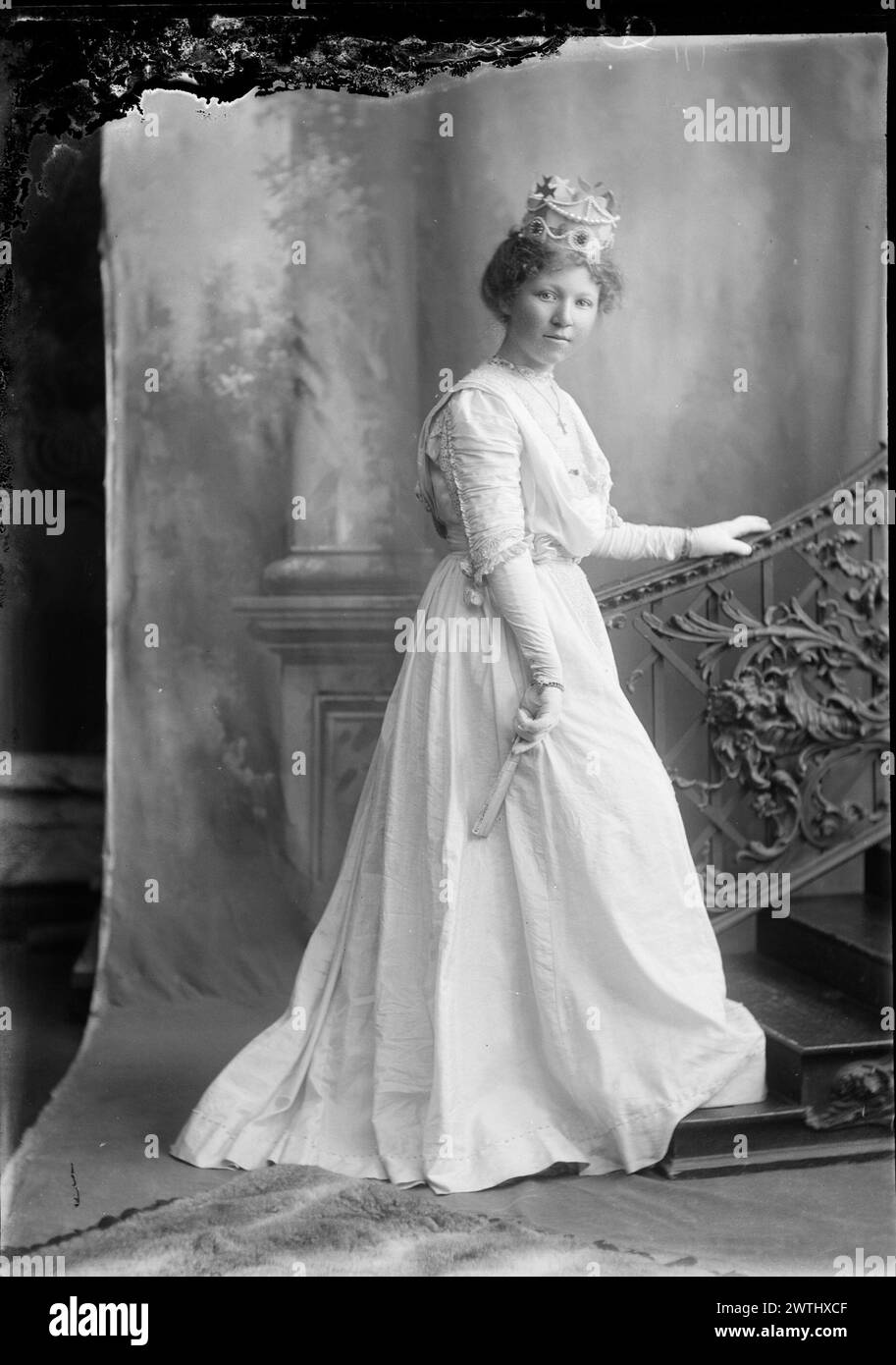 Eine junge Frau trägt ein Kronenstudio Porträts, Porträts, Schwarzweiß-negative, Gelatine-Trockenplatten-negative Stockfoto