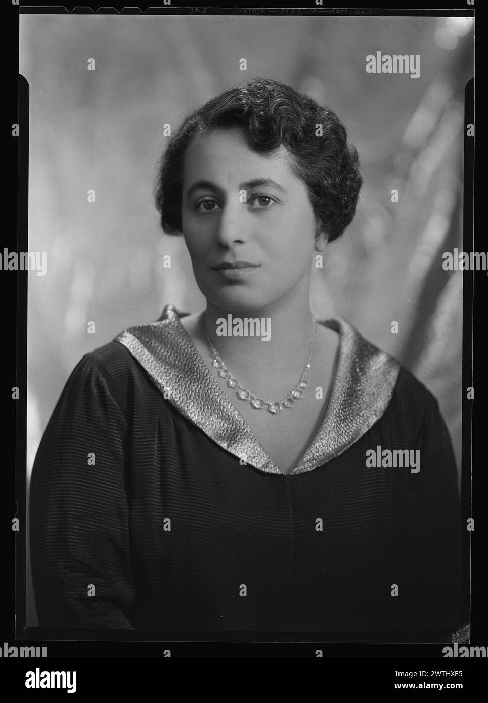 Frau; beschriftet 'Miss M Raes' Nitratnegative, Gelatine-Silber-negative, Schwarzweiß-negative, Studio-Porträts Stockfoto