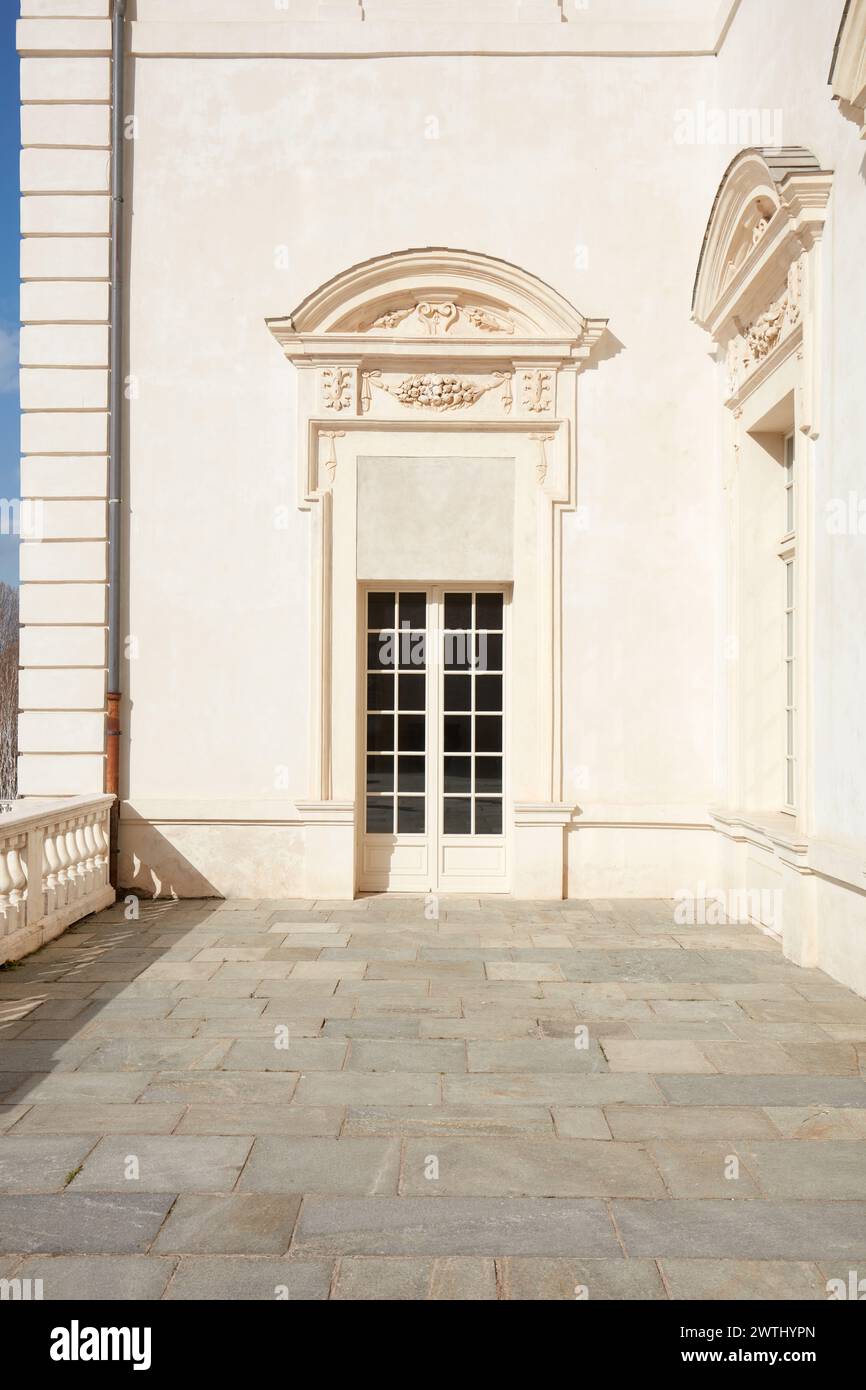 VENARIA REALE, ITALIEN - 29. MÄRZ 2023: Reggia di Venaria Architektur mit weißem Portal und Terrasse im Frühlingssonnenlicht Stockfoto