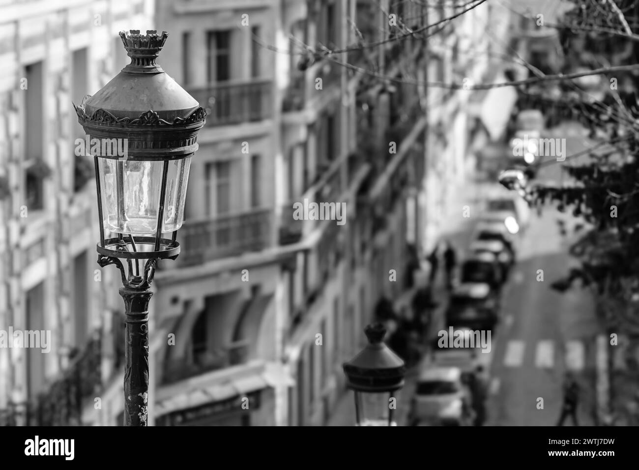 Blick auf eine typische Laterne in der Gegend Montmartre in Paris Frankreich in Schwarz-weiß Stockfoto