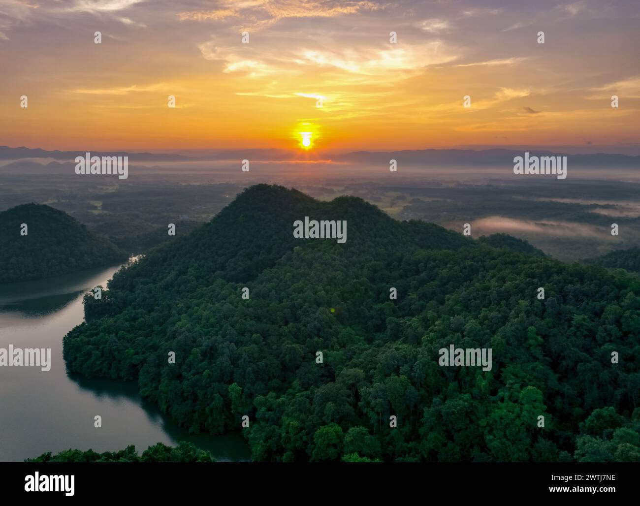 Wunderschöne Landschaft mit grünen Bergen und See am Morgen mit Sonnenaufgangshimmel. Naturlandschaft. Wasserscheidenwald. Nachhaltigkeit in Wasser und Wald Stockfoto