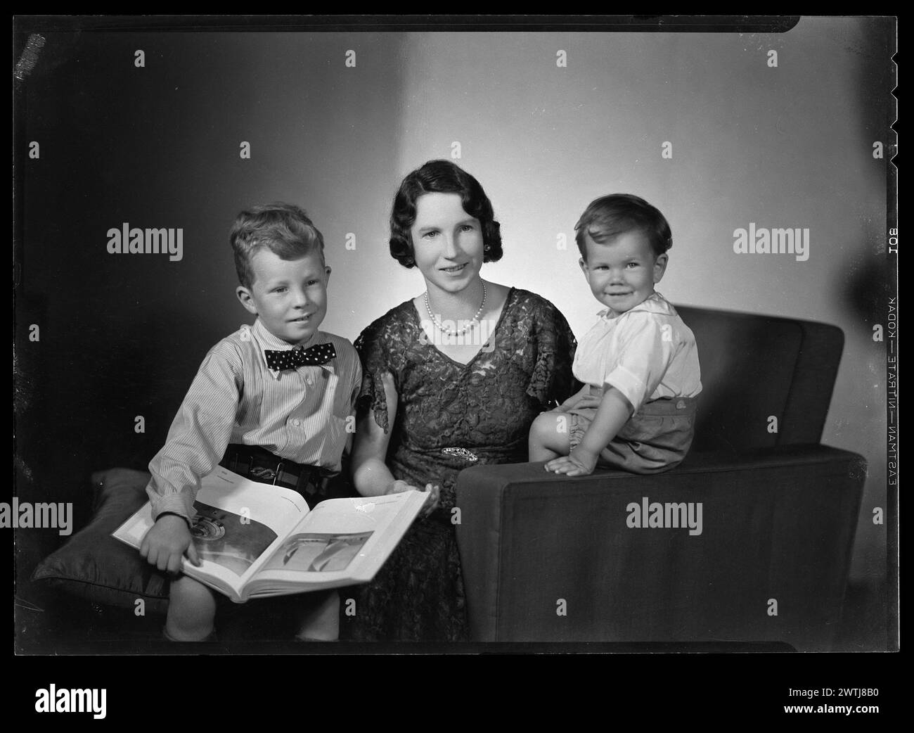 Frau & Kinder; mit 'Mrs. Bishop' beschriftete Nitratnegative, Gelatine-Silbernegative, Schwarzweiß-negative, Studio-Porträts Stockfoto