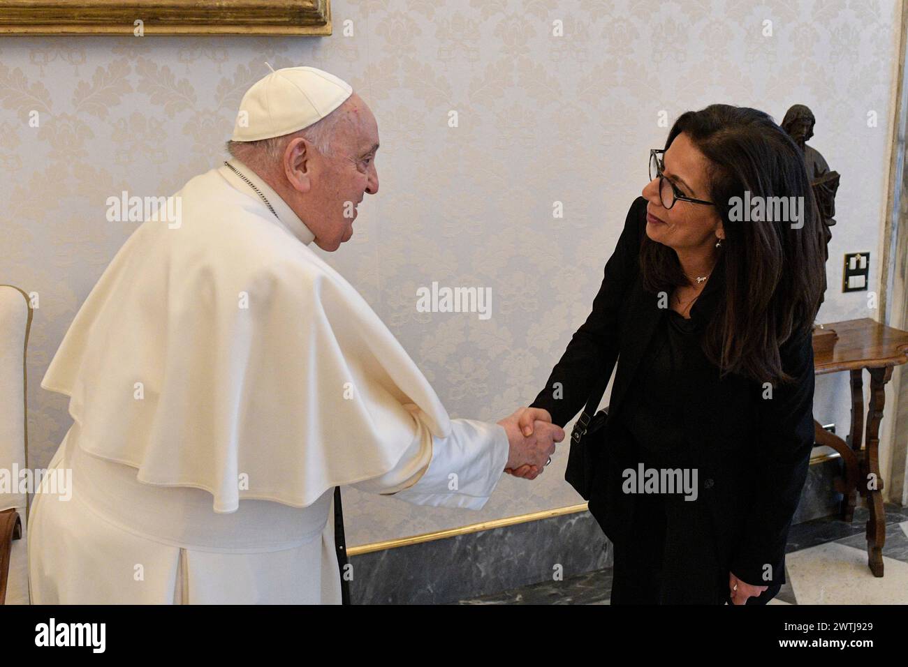 Vatikan, Vatikan. März 2024. Italien, Rom, Vatikan, 18.03.2024. Papst Franziskus empfängt in Privataudienz Dott.ssa Najat Maalla M'jid - Sonderbeauftragter des Generalsekretärs für Gewalt gegen Kinder im Vatikan . Foto von Vatikanischen Medien /Katholische Presse Foto Credit: Unabhängige Fotoagentur/Alamy Live News Stockfoto