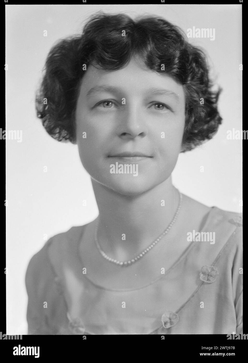 Frau; beschriftete 'Miss Redwood' silberne Gelatinegnegative, Schwarzweiß-negative, Studio-Porträts Stockfoto