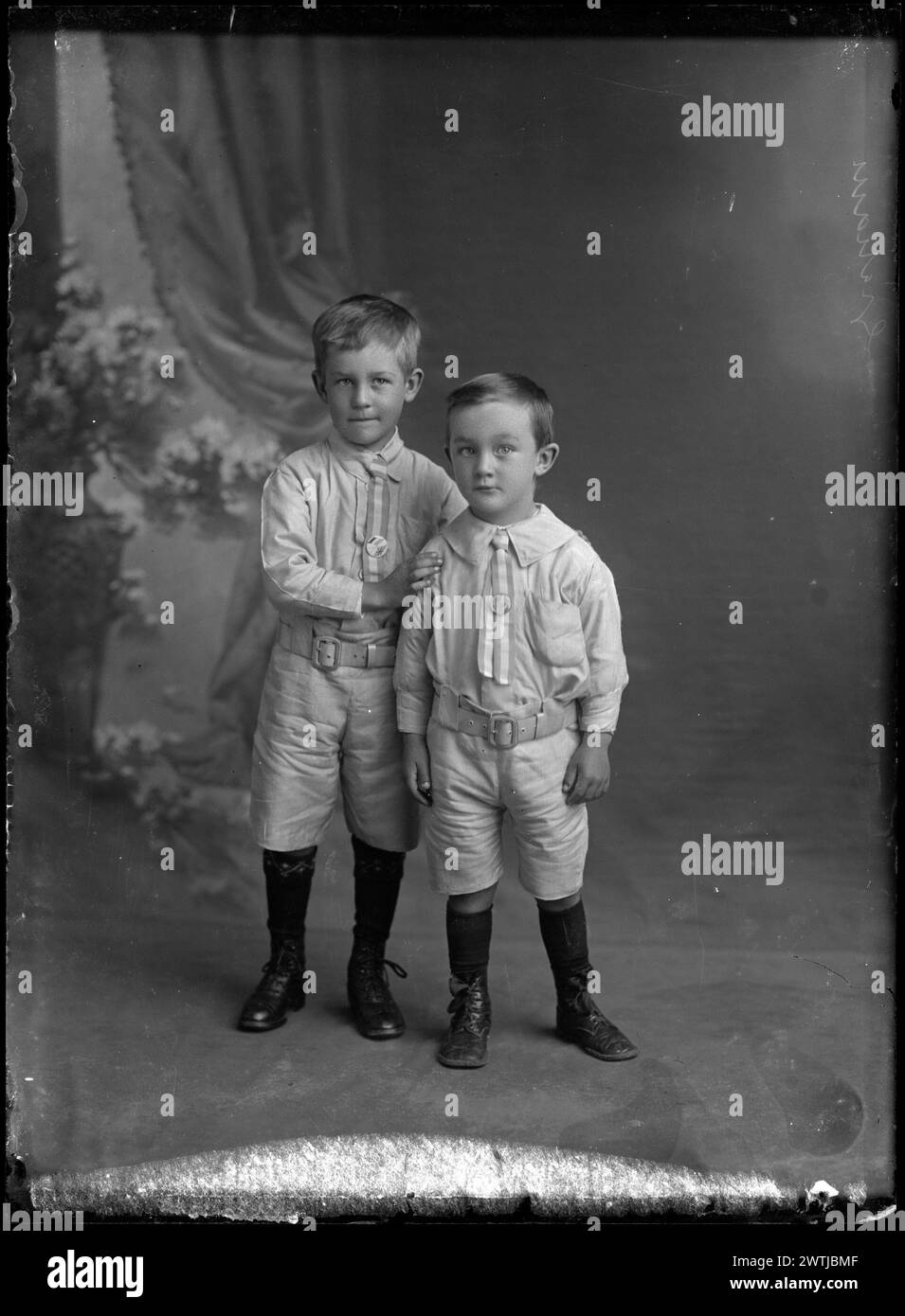Zwei Jungen in Stiefeln, Graham schwarz-weiß-negative, Gelatinegegnegative, Porträts Stockfoto