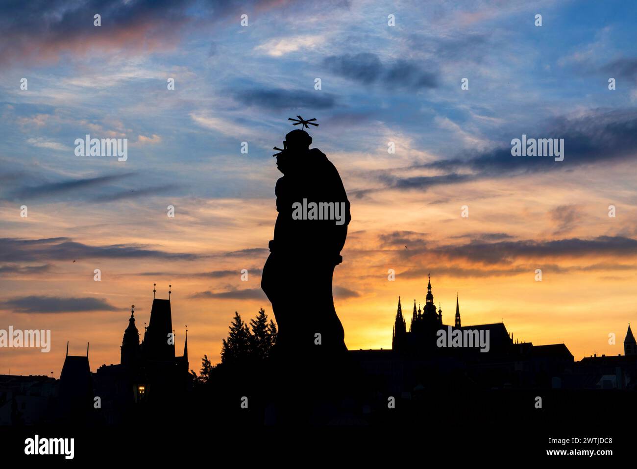 St. Antonius von Padua Statue auf der Karlsbrücke Prag mit Brückenturm und St., Veitsdom, Prag, Tschechische Republik Stockfoto