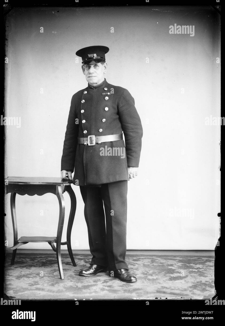 Porträt eines Mannes in Uniform-Atelierporträts, Porträts, Schwarzweiß-negative, Gelatinegüter-Trockenplatten-negative Stockfoto
