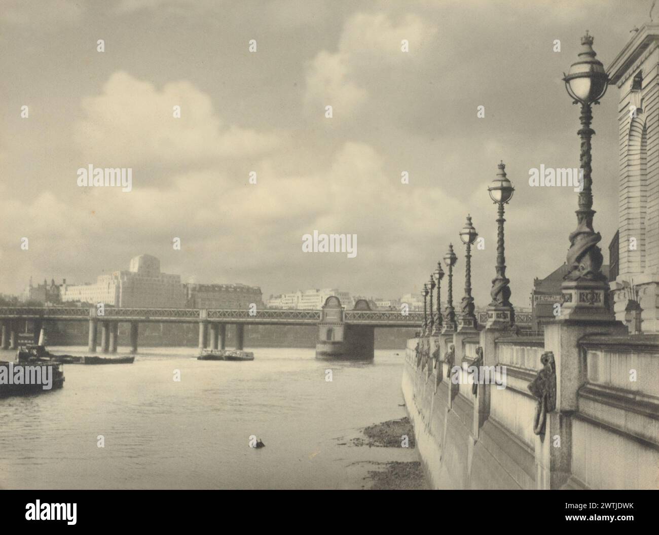 Kunstwerke der Hungerford Bridge, Gelatinedruck, Schwarzweiß-Fotografien, Vintage-Drucke Stockfoto