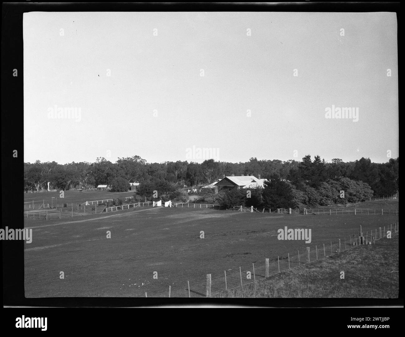 Landhaus und Felder Gelatine Silber negative, schwarz-weiß negative Stockfoto