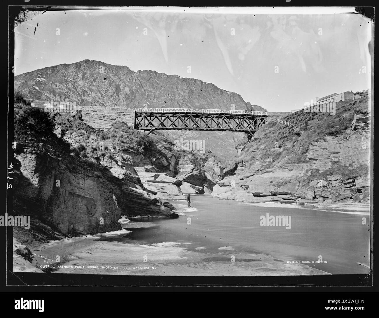 Arthur's Point Bridge, Shotover River, Wakatipu, NZ feuchte Kollodeonnegative, Schwarzweiß-negative Stockfoto