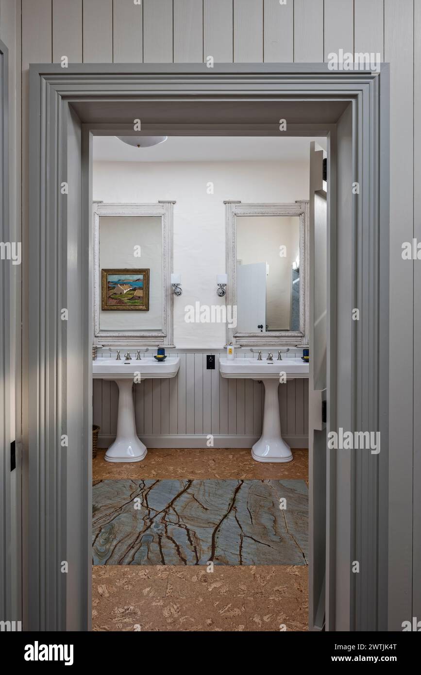 Blick durch die Tür zu zwei Waschbecken im Luxushotel in Ardfin auf der Isle of Jura, Innere Hebriden, Schottland, Großbritannien Stockfoto