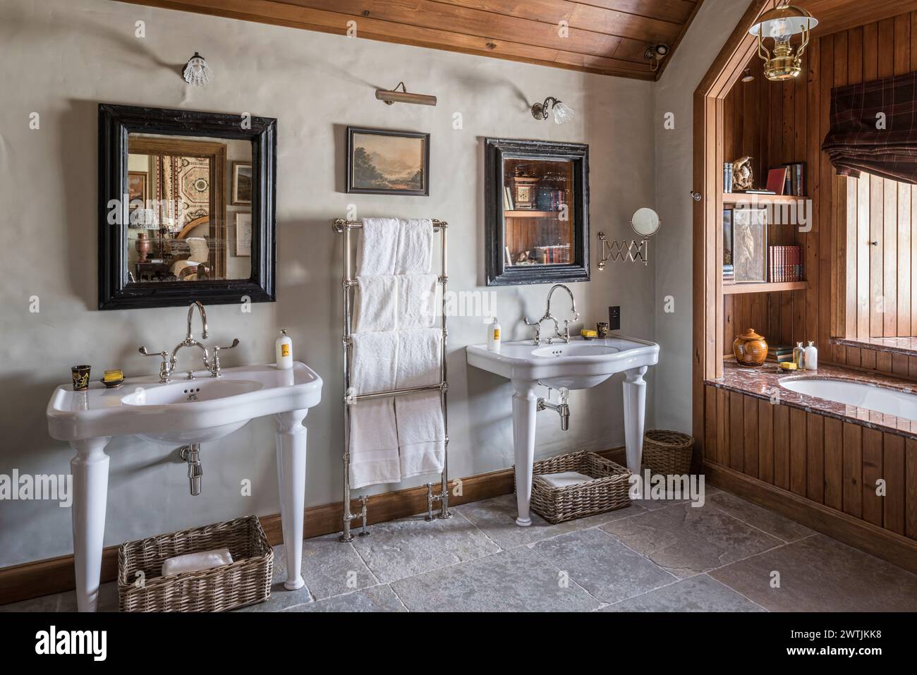 Separates Waschbecken mit Spiegeln und Handtuchhalter im Luxushotel in Ardfin auf der Jurainsel, Innere Hebriden, Schottland, Großbritannien Stockfoto