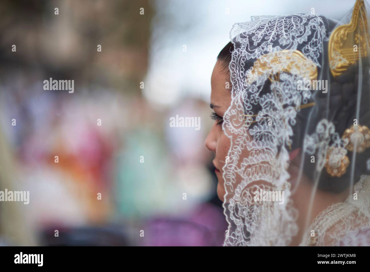 Detail der Fallera während des Blumenopfers an die Virgen de los Desamparados de València am 17. märz 2024 in den Straßen von Valencia (Valenc Stockfoto