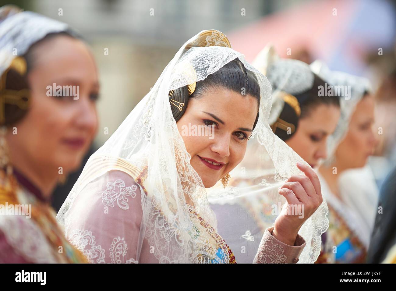 Detail der Fallera während des Blumenopfers an die Virgen de los Desamparados de València am 17. märz 2024 in den Straßen von Valencia (Valenc Stockfoto