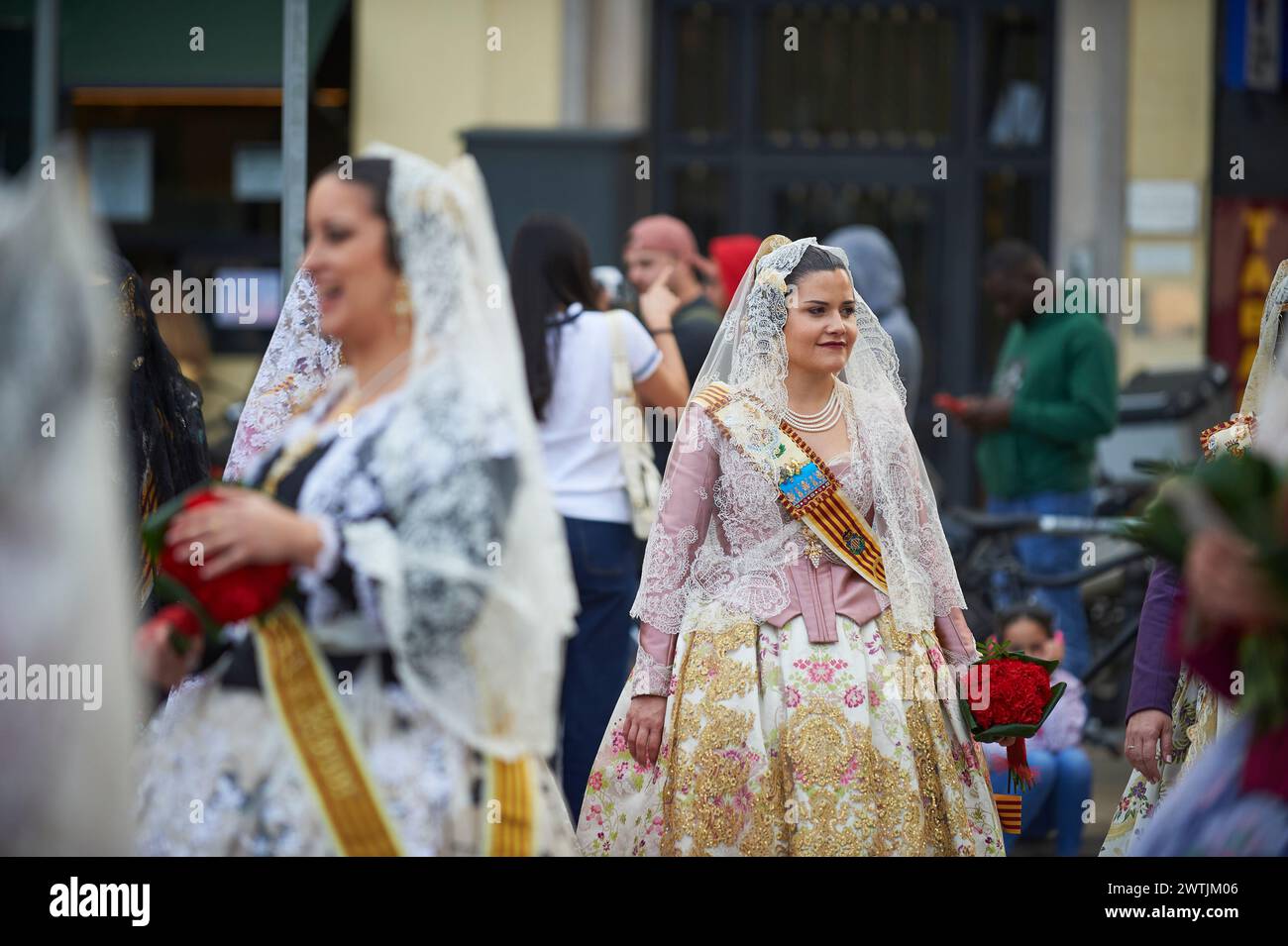 Detail der Fallera während des Blumenopfers an die Virgen de los Desamparados de València am 17. märz 2024 in den Straßen von Valencia (Valenc Stockfoto