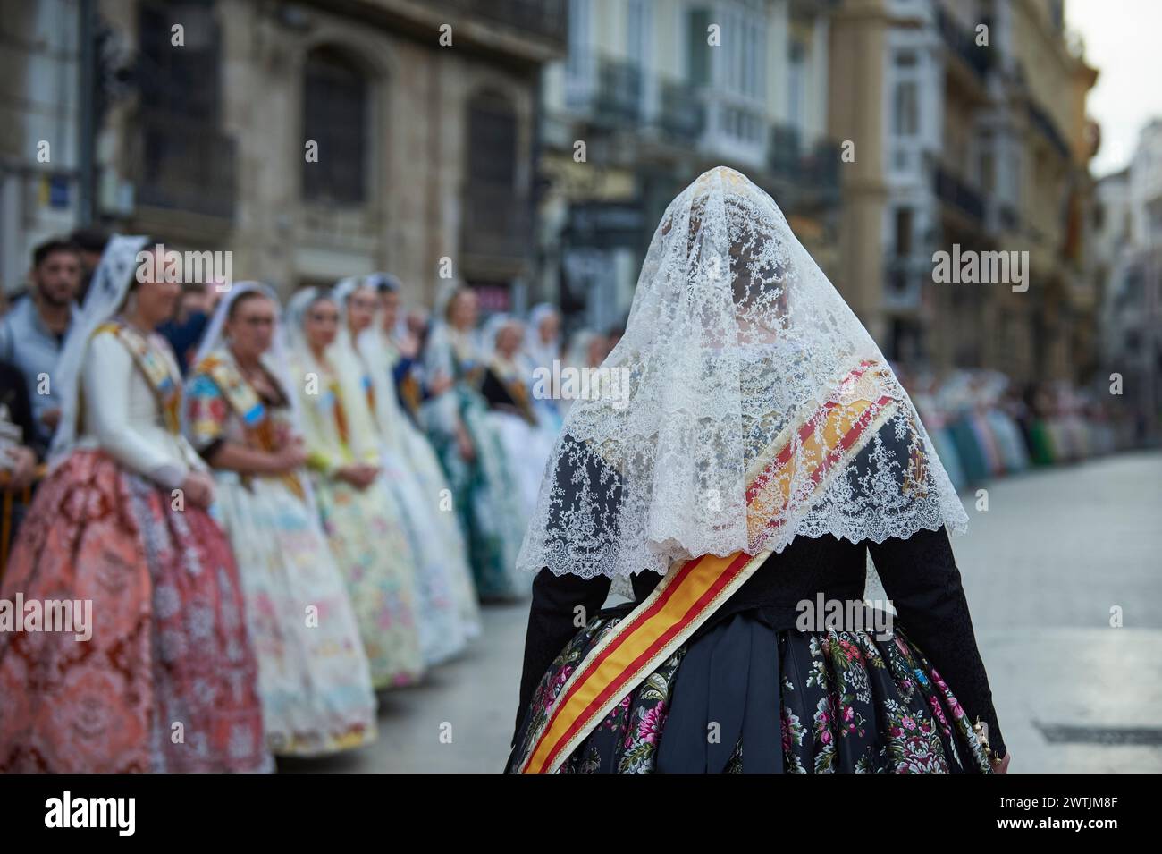 Detail der Fallera während des Blumenopfers an die Virgen de los Desamparados de València am 17. märz 2024 in den Straßen von Valencia (Valenc Stockfoto