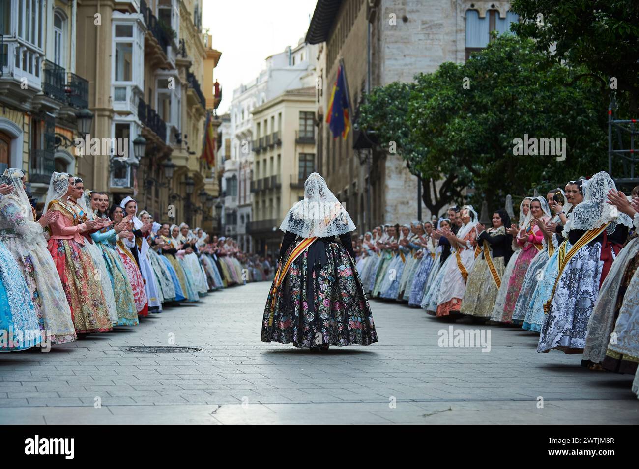 Detail der Fallera während des Blumenopfers an die Virgen de los Desamparados de València am 17. märz 2024 in den Straßen von Valencia (Valenc Stockfoto