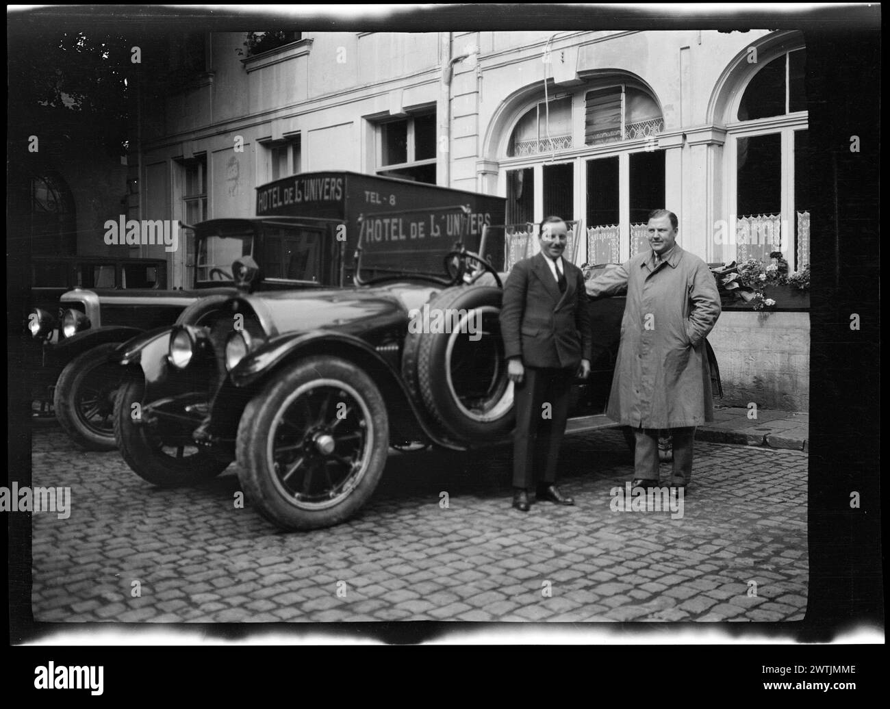 Zwei Männer und ein Auto Gelatine silberne negative, Schwarzweiß negative Stockfoto