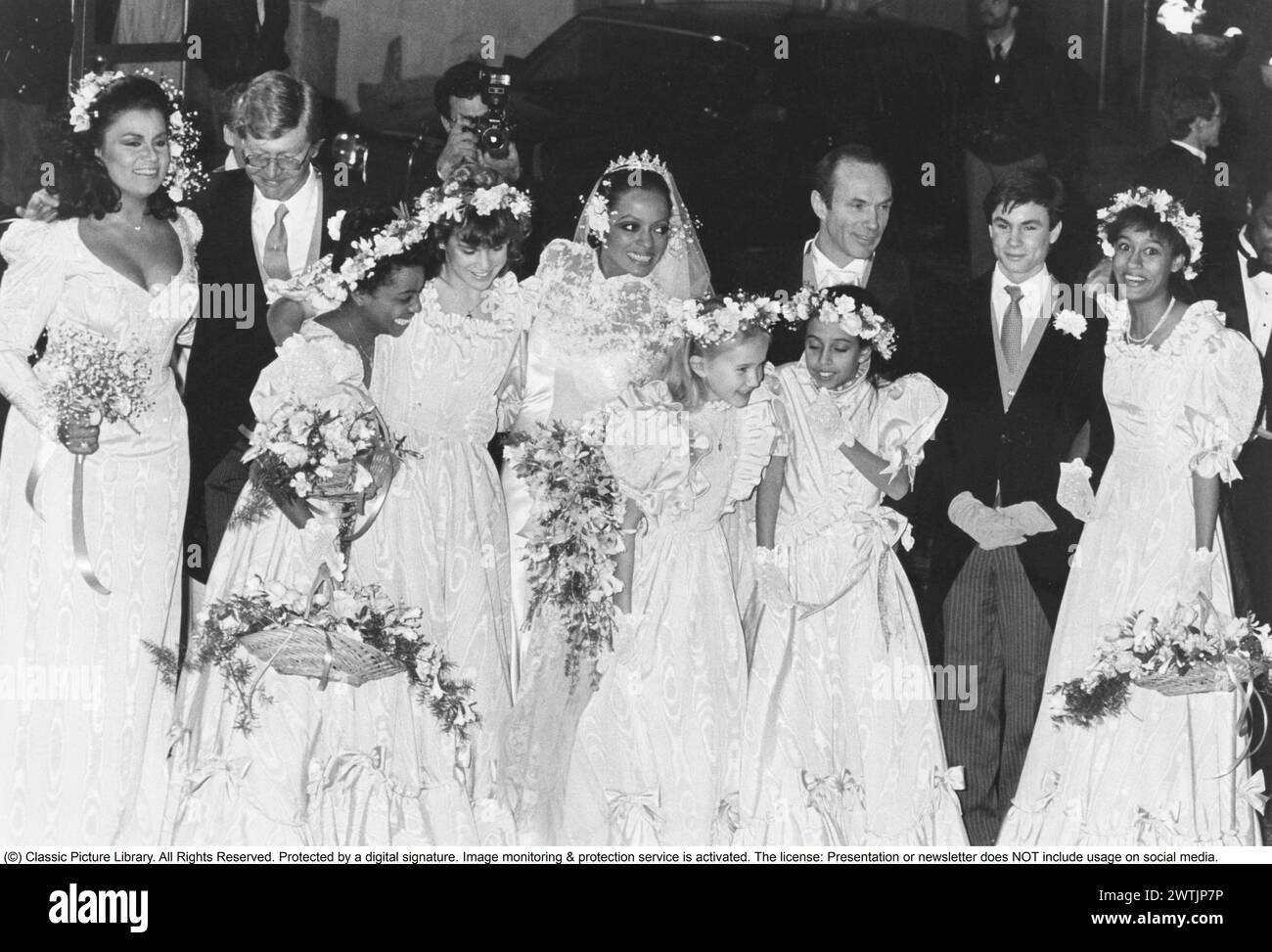 Diana Ross mit Arne Naess auf ihrer Hochzeit am 1. februar 1986 in Romainmotier Schweiz. Der norwegische Geschäftsmann war Diana Ross zweiter Ehemann. Sie ließen sich 2000 scheiden. Die Kinder, die an der Hochzeit teilnahmen, waren: Rhonda, Christopher, Chudnee, Lenora, Katinka und Tracee. Stockfoto