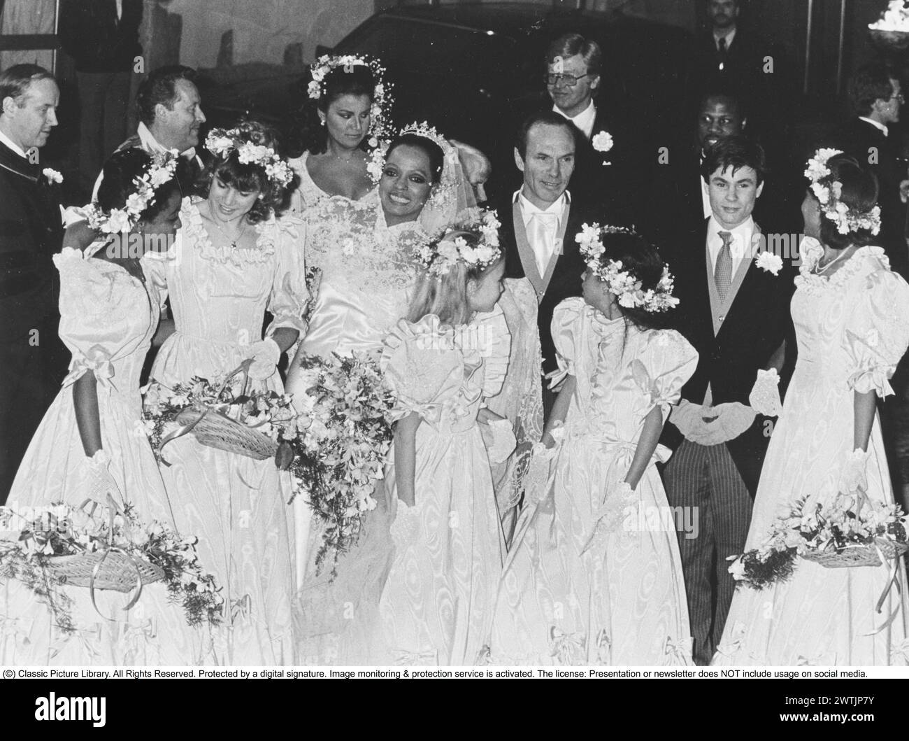 Diana Ross mit Arne Naess auf ihrer Hochzeit am 1. februar 1986 in Romainmotier Schweiz. Der norwegische Geschäftsmann war Diana Ross zweiter Ehemann. Sie ließen sich 2000 scheiden. Die Kinder, die an der Hochzeit teilnahmen, waren: Rhonda, Christopher, Chudnee, Lenora, Katinka und Tracee. Stockfoto