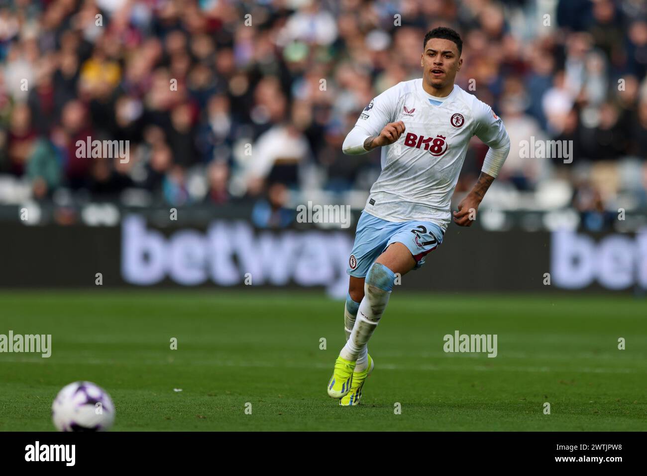 Morgan Rogers aus Aston Villa gibt den Ball während des Premier League-Spiels zwischen West Ham United und Aston Villa im London Stadium, Stratford, am Sonntag, den 17. März 2024. (Foto: Tom West | MI News) Credit: MI News & Sport /Alamy Live News Stockfoto