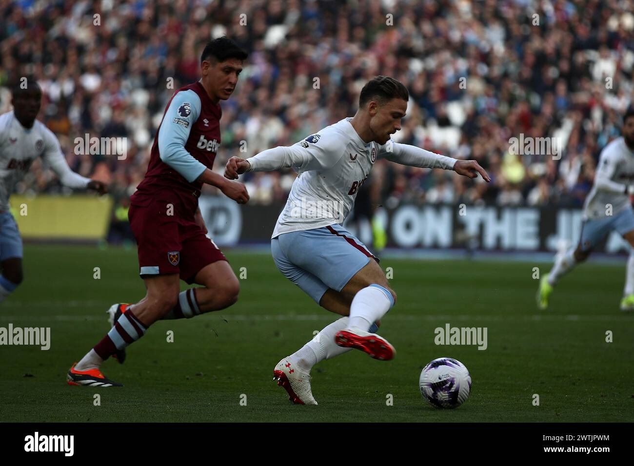 Matty Cash von Aston Villa am Ball während des Premier League-Spiels zwischen West Ham United und Aston Villa im London Stadium, Stratford, am Sonntag, den 17. März 2024. (Foto: Tom West | MI News) Credit: MI News & Sport /Alamy Live News Stockfoto