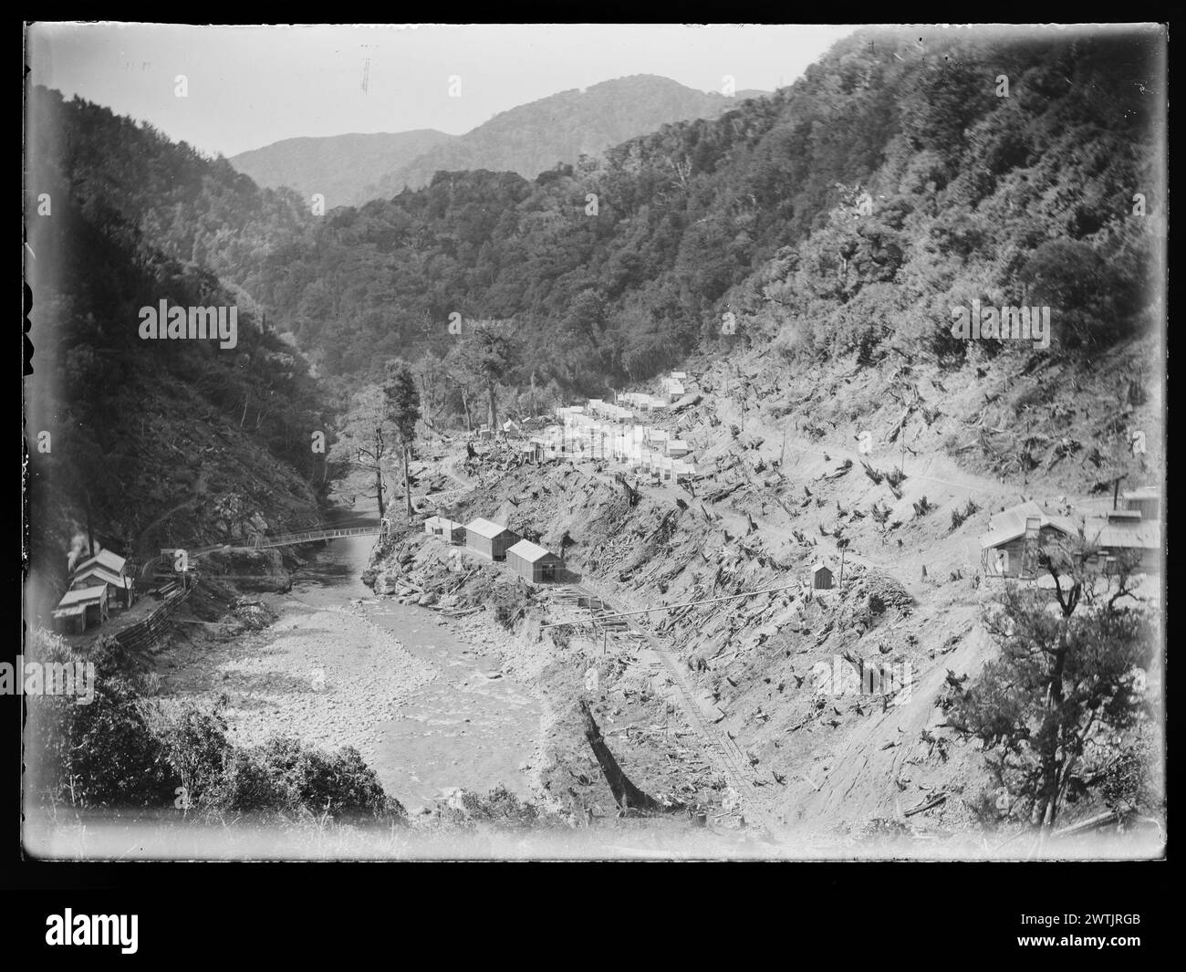 Umfassender Blick auf die Topographie des Mangahao-Tals und die Vorarbeiten an der Schlucht Nr. 1. Schwarz-weiß-negative, Gelatinetrockner-negative Stockfoto