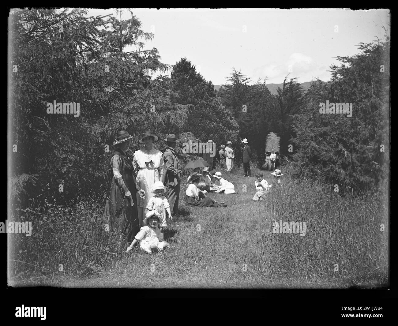Gäste im Garten im 'Cheslyn Rise' Schwarzweiß-negative, Gelatineteller-negative Stockfoto