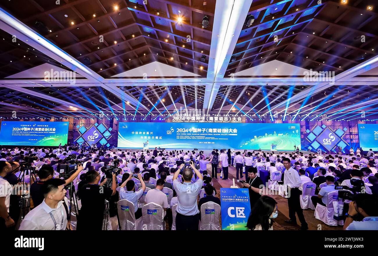 (240318) -- SANYA, 18. März 2024 (Xinhua) -- dieses Foto vom 17. März 2024 zeigt den China Seed (Nanfan Agricultural Silicon Valley) Kongress 2024 in Sanya, südchinesischer Provinz Hainan. China sammelte mehr als 530.000 landwirtschaftliche Keimplasma-Ressourcen während einer nationalen Volkszählung über diese Ressourcen, die 2023 abgeschlossen wurde, laut einer Konferenz zur Saatgutindustrie, die am Sonntag in Sanya, der südchinesischen Provinz Hainan, eröffnet wurde. „China sammelt über 530.000 neue landwirtschaftliche Keimplasmressourcen“ (Xinhua) Stockfoto