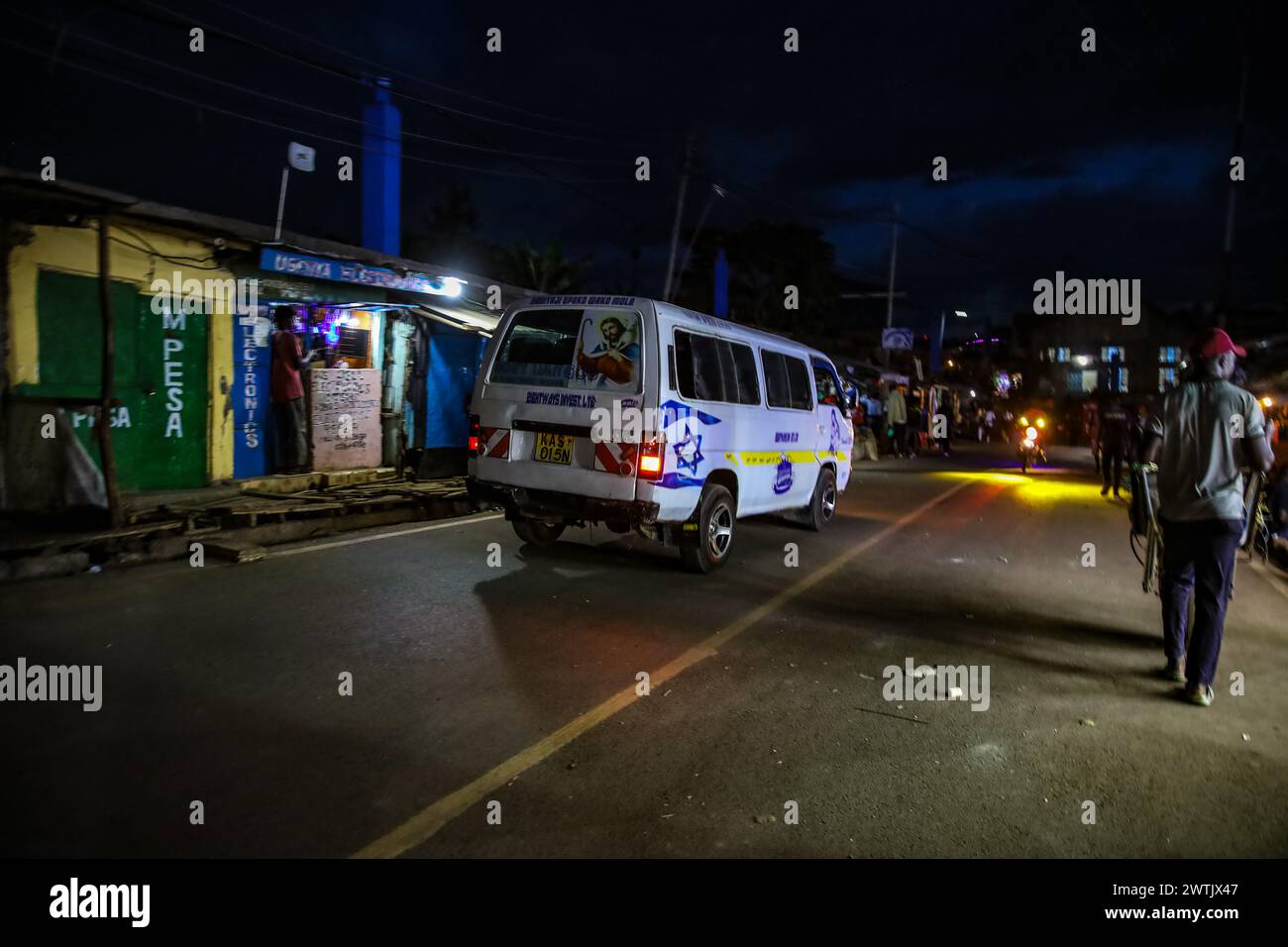 Autofahrer fahren durch die geschäftige Soweto West Road in Kibera Slum. Kibera, der größte Slum in Nairobi und Afrika, beherbergt mehr als eine Million Einwohner Stockfoto