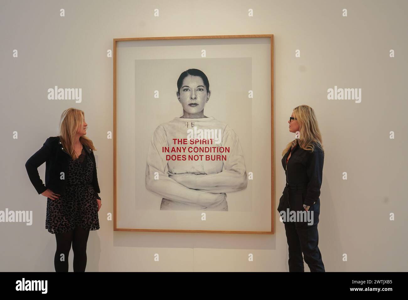 März 2024 . MARINA Abramović, .1946 The Spirit in any condition does not Burn, Schwarzweiß mit Farbe, c-Druck, im Namen des Künstlers (Preis auf Anfrage).Vorschau der Ausstellung „Seeing Red“ im Phillips Auktionshaus kuratiert von Jane Neal und FRU Tholsrup, bringt etablierte Persönlichkeiten zusammen, wie sie „rot sehen“, ob Zorn, Leidenschaft, Angst oder Liebe. Die Ausstellung findet am 16-24. März statt. Quelle: amer Gazzal/Alamy Live News Stockfoto
