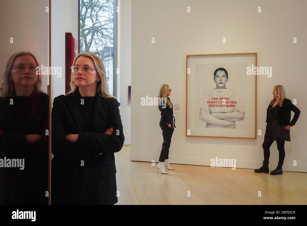 März 2024 . MARINA Abramović, .1946 The Spirit in any condition does not Burn, Schwarzweiß mit Farbe, c-Druck, im Namen des Künstlers (Preis auf Anfrage).Vorschau der Ausstellung „Seeing Red“ im Phillips Auktionshaus kuratiert von Jane Neal und FRU Tholsrup, bringt etablierte Persönlichkeiten zusammen, wie sie „rot sehen“, ob Zorn, Leidenschaft, Angst oder Liebe. Die Ausstellung findet am 16-24. März statt. Quelle: amer Gazzal/Alamy Live News Stockfoto