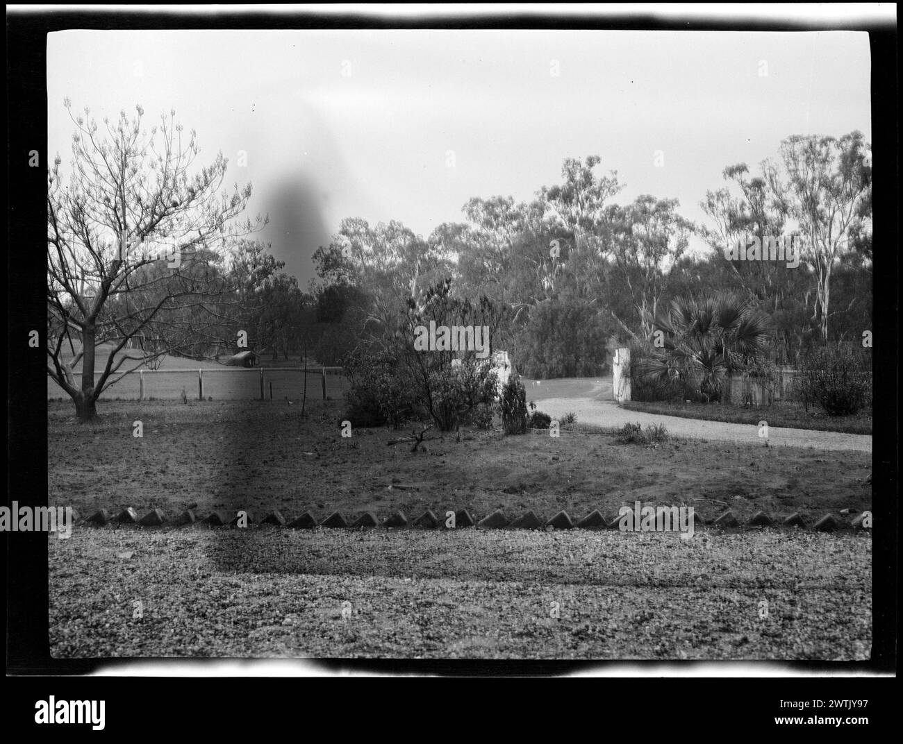 Nitratnegative in der Auffahrt, Schwarzweiß-negative Stockfoto
