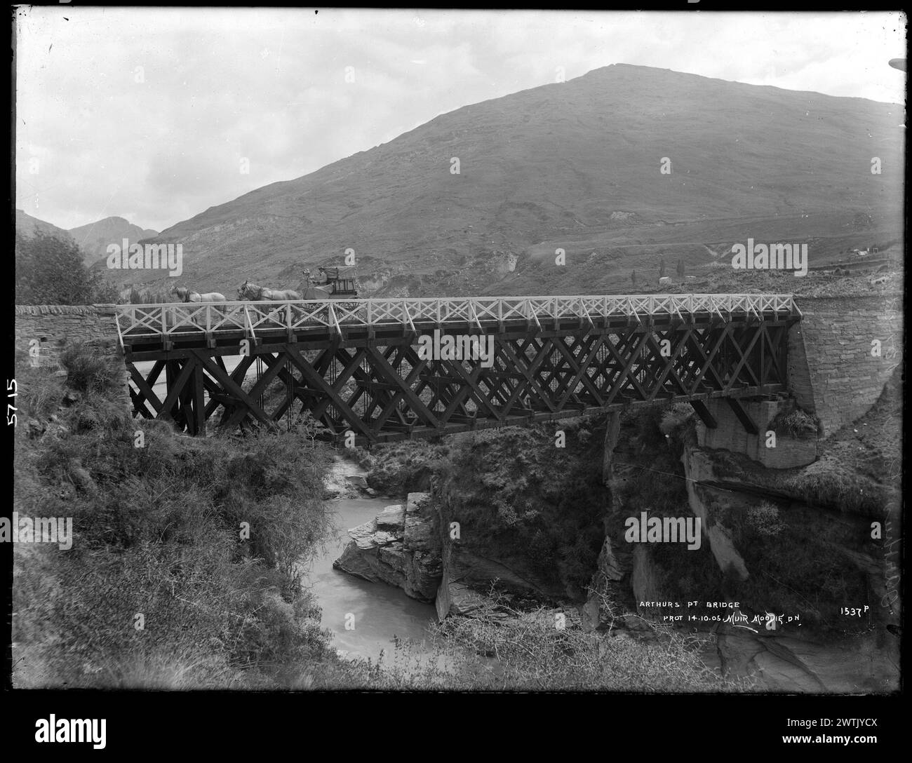Arthurs Point Bridge Gelatine-Trockenplatten-negative, Schwarzweiß-negative Stockfoto
