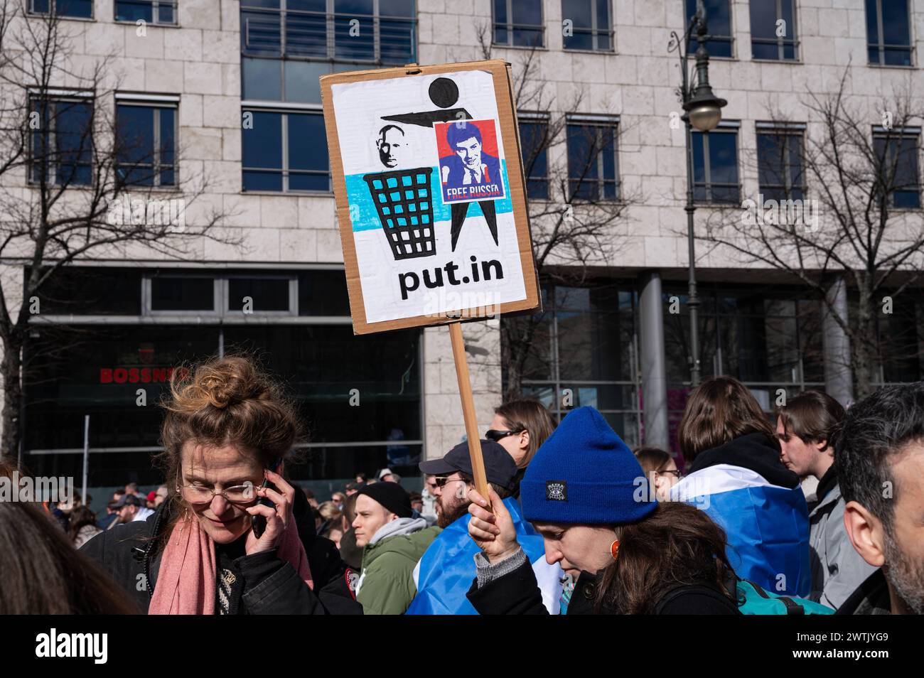 17.03.2024, Berlin, Deutschland, Europa - Tausende Menschen protestieren vor der russischen Botschaft unter den Linden im Berliner Bezirk Mitte unter dem Titel Schluss mit Putin, mit Krieg, Luege und Repressionen gegen den russischen Praesidenten Putin und gegen den Angriffskrieg auf die Ukraine, Wavend zeitgleich in Russland der letzte Tag der Praesidentschaftswahl stattfindet. In dieser Aufnahme haelt eine Teilnehmerin ein Protestplakat, was zur Entsorgung von Putin aufruft. *** 17 03 2024, Berlin, Deutschland, Europa Tausende von Menschen protestieren vor der russischen Botschaft unter den Li Stockfoto