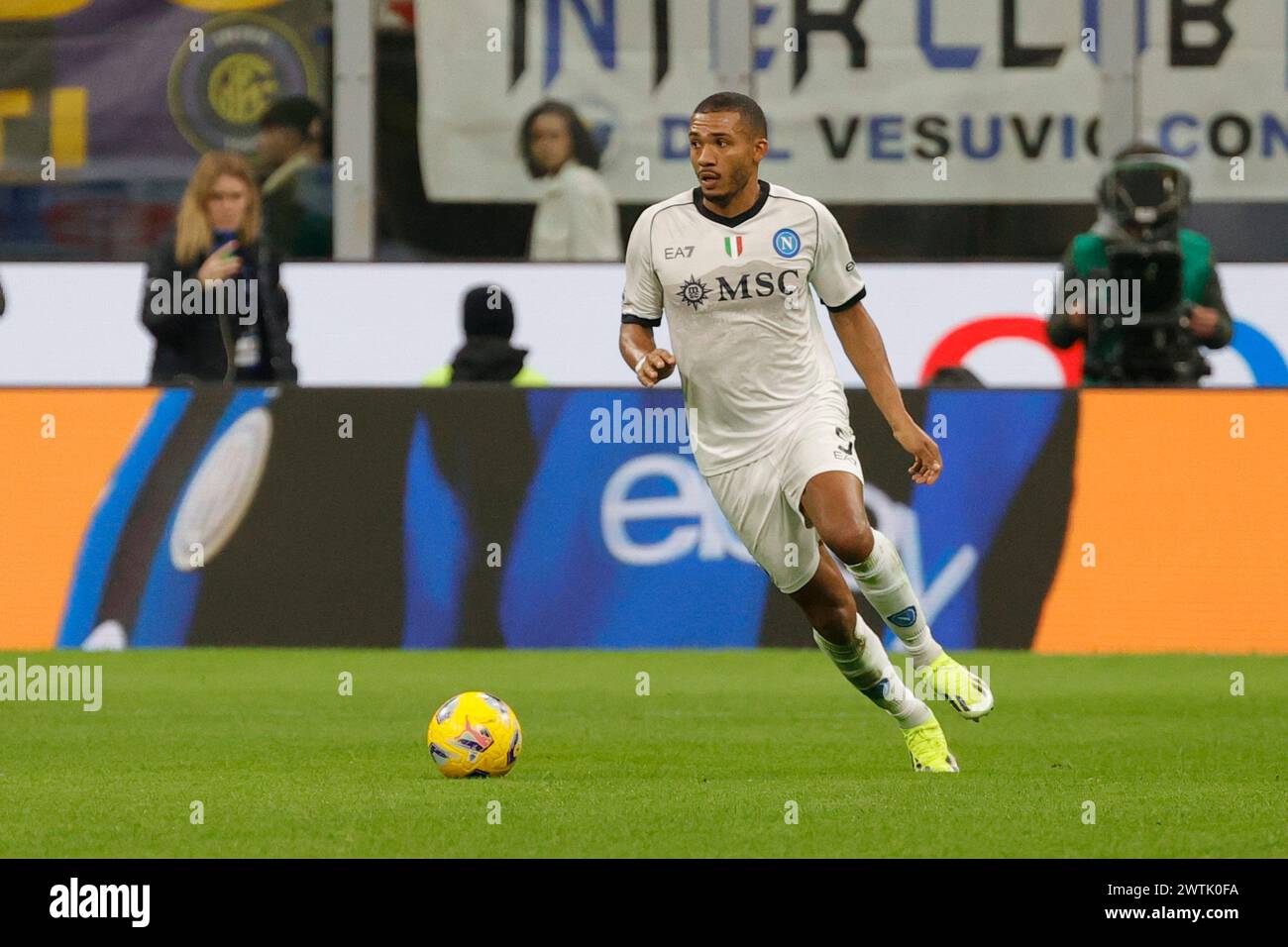 Juan Jesus von Neapel kontrolliert den Ball während des Fußballspiels der Serie A Inter FC Napoli - Stadio Meazza am 17. März 2024 in Mailand. Stockfoto