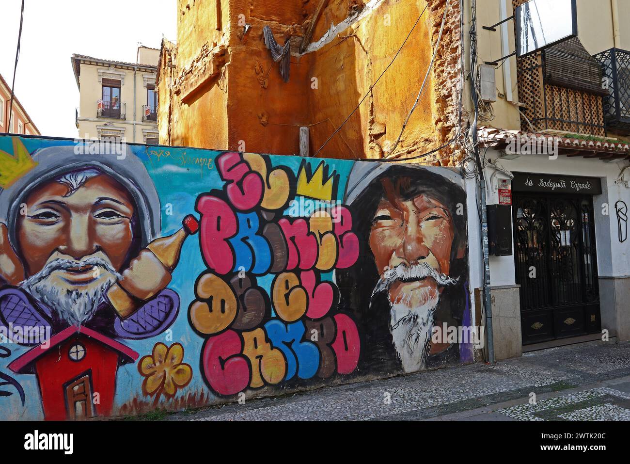 Ein lebhaftes Straßenbild ziert eine Wand im Künstlerviertel Realejo Granada Spanien und zeigt eine zeitgenössische Seite dieser historischen Stadt Stockfoto