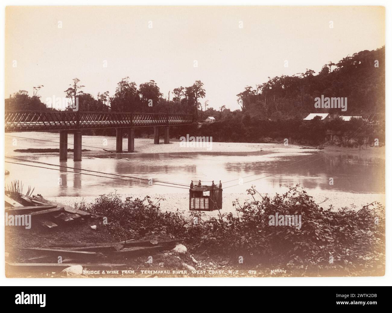 Brücke und Cable Car über dem Teremakau River Albumendrucke und Schwarzweißdrucke Stockfoto