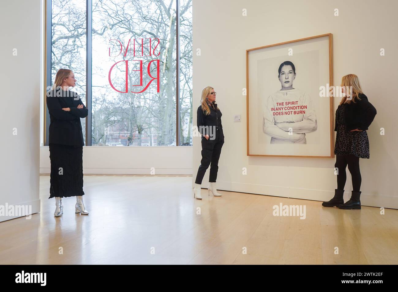 März 2024 . MARINA Abramović, .1946 The Spirit in any condition does not Burn, Schwarzweiß mit Farbe, c-Druck, im Namen des Künstlers ( Preis auf Anfrage).Vorschau der Ausstellung „Seeing Red“ im Phillips Auktionshaus kuratiert von Jane Neal und FRU Tholsrup, bringt etablierte Persönlichkeiten zusammen, wie sie „rot sehen“, ob Zorn, Leidenschaft, Angst oder Liebe. Die Ausstellung findet am 16-24. März statt. Quelle: amer Gazzal/Alamy Live News Stockfoto